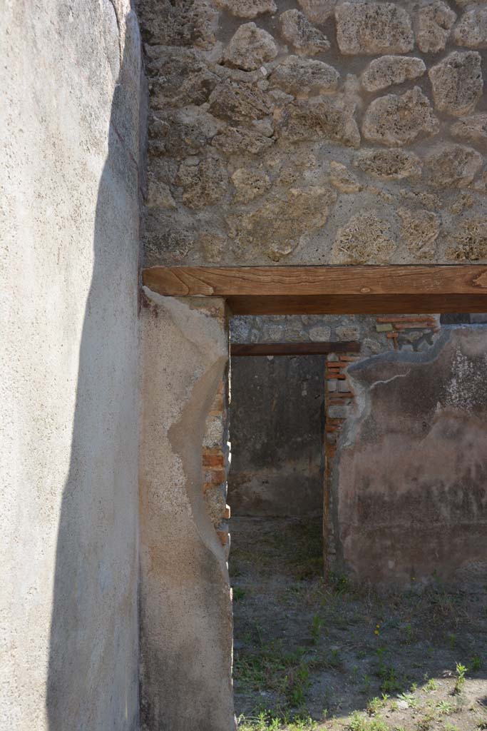 IX.5.6 Pompeii. May 2017. Room r, upper east wall in north-east corner. 
Foto Christian Beck, ERC Grant 681269 D�COR.
