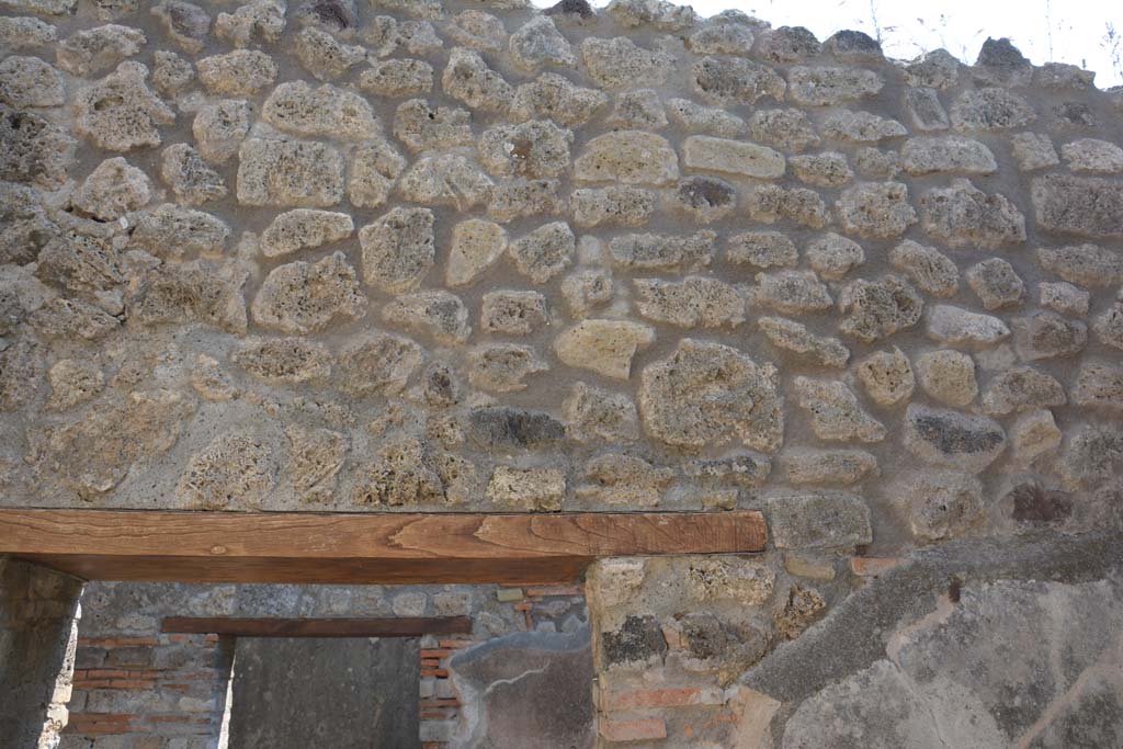 IX.5.6 Pompeii. May 2017. Room r, upper east wall above doorway.
Foto Christian Beck, ERC Grant 681269 D�COR.

