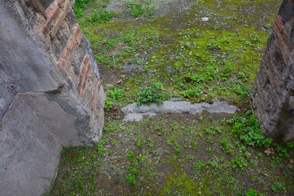 IX.5.6 Pompeii. March 2017. Room r, looking west towards doorway threshold. 
Foto Christian Beck, ERC Grant 681269 D�COR.

