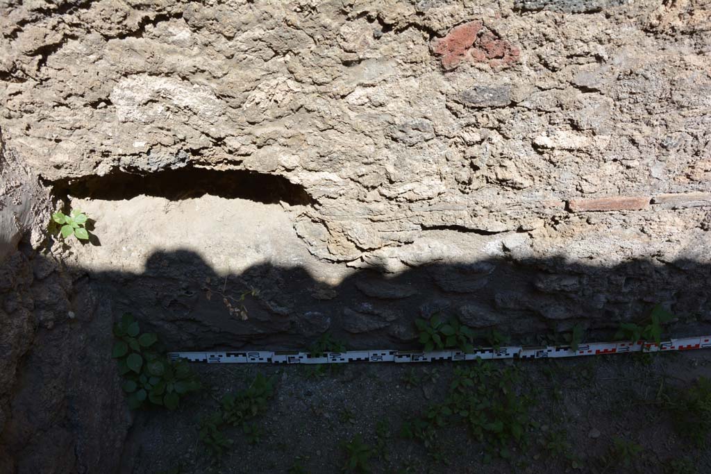 IX.5.6 Pompeii. May 2017. Room t, lower north wall at west end.
Foto Christian Beck, ERC Grant 681269 DÉCOR.