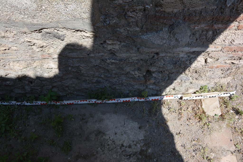 IX.5.6 Pompeii. May 2017. Room t, lower north wall at east end.
Foto Christian Beck, ERC Grant 681269 DÉCOR.