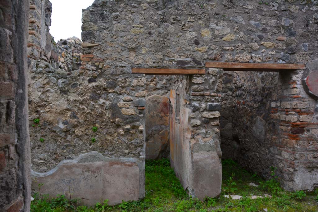 IX.5.6 Pompeii. March 2017. Doorways to room s, in centre, and room t, on right, looking west across room n.
Foto Christian Beck, ERC Grant 681269 D�COR.
