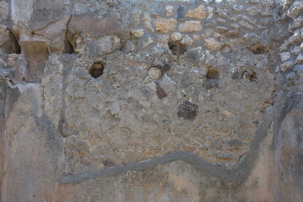 IX.5.6 Pompeii. May 2017. Room s, south wall with holes for support beams for an upper floor.
Foto Christian Beck, ERC Grant 681269 D�COR.
