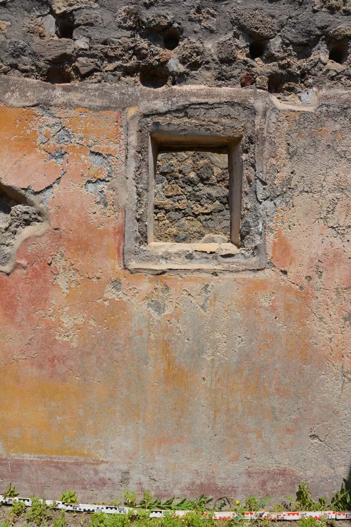 IX.5.6 Pompeii. May 2017. Room s, window in north wall.
Foto Christian Beck, ERC Grant 681269 D�COR.
