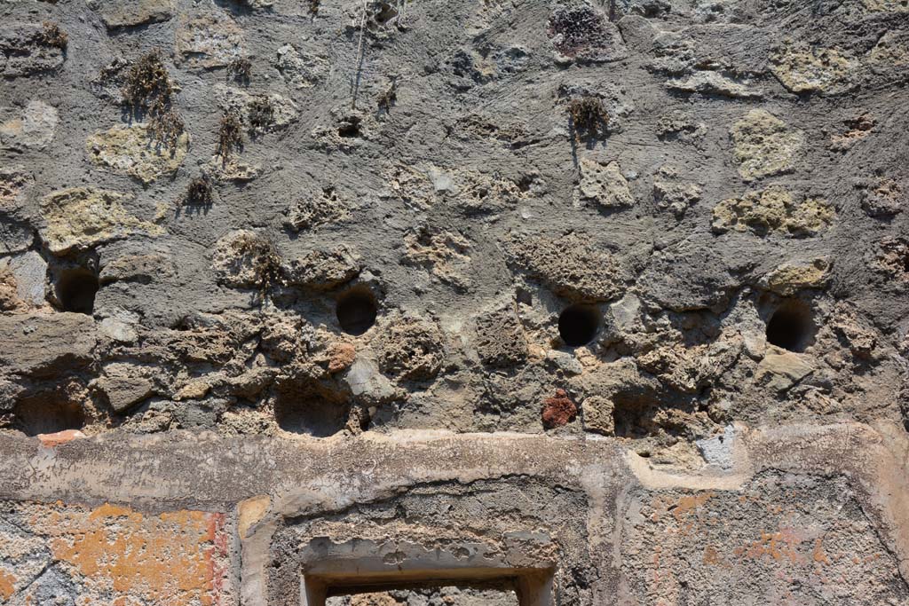 IX.5.6 Pompeii. May 2017. Room s, detail of upper north wall and two rows of holes for support beams for an upper floor.
Foto Christian Beck, ERC Grant 681269 D�COR.
