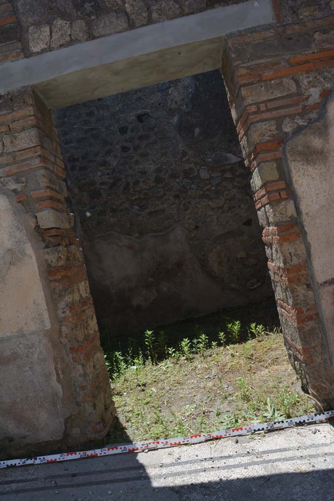 IX.5.6 Pompeii. May 2017. Room b, looking west through doorway.
Foto Christian Beck, ERC Grant 681269 D�COR.
