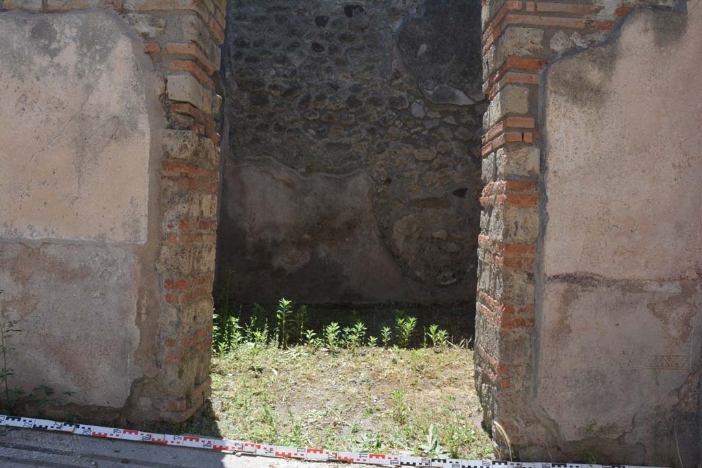 IX.5.6 Pompeii. May 2017. Room a, looking west through doorway to room b, from entrance corridor.
Foto Christian Beck, ERC Grant 681269 D�COR.

