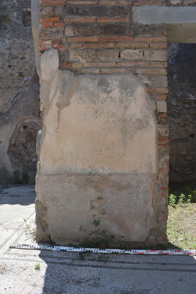 IX.5.6 Pompeii. May 2017. Room a, west wall with doorway to room b, on right.
Foto Christian Beck, ERC Grant 681269 D�COR.
