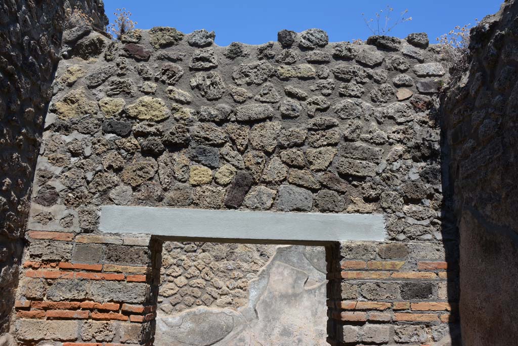 IX.5.6 Pompeii. May 2017. Room b, upper east wall above doorway.
Foto Christian Beck, ERC Grant 681269 D�COR.
