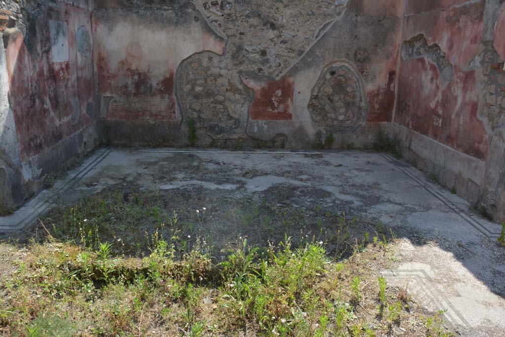 IX.5.6 Pompeii. May 2017. West ala d, looking west across impluvium in atrium towards flooring in ala d.
Foto Christian Beck, ERC Grant 681269 D�COR.

