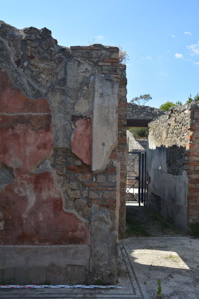 IX.5.6 Pompeii. May 2017. 
West ala d, east end of north wall joining to atrium, looking north to entrance corridor and doorway.
Foto Christian Beck, ERC Grant 681269 D�COR.
