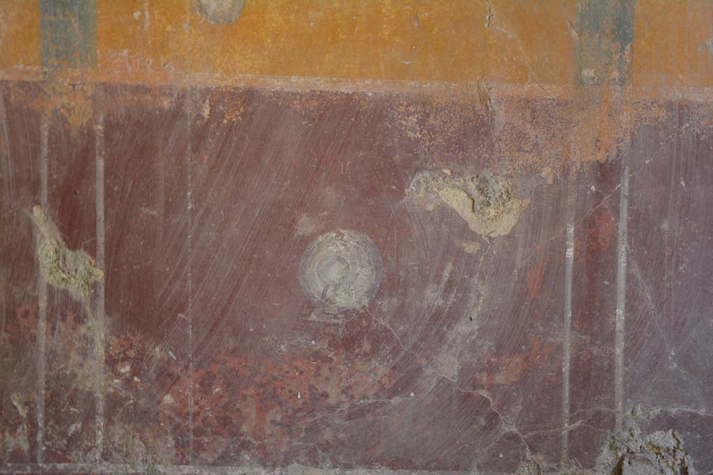 IX.5.6 Pompeii. May 2017. Room h, north wall, detail of painting of plate on zoccolo in centre.
Foto Christian Beck, ERC Grant 681269 DÉCOR.
