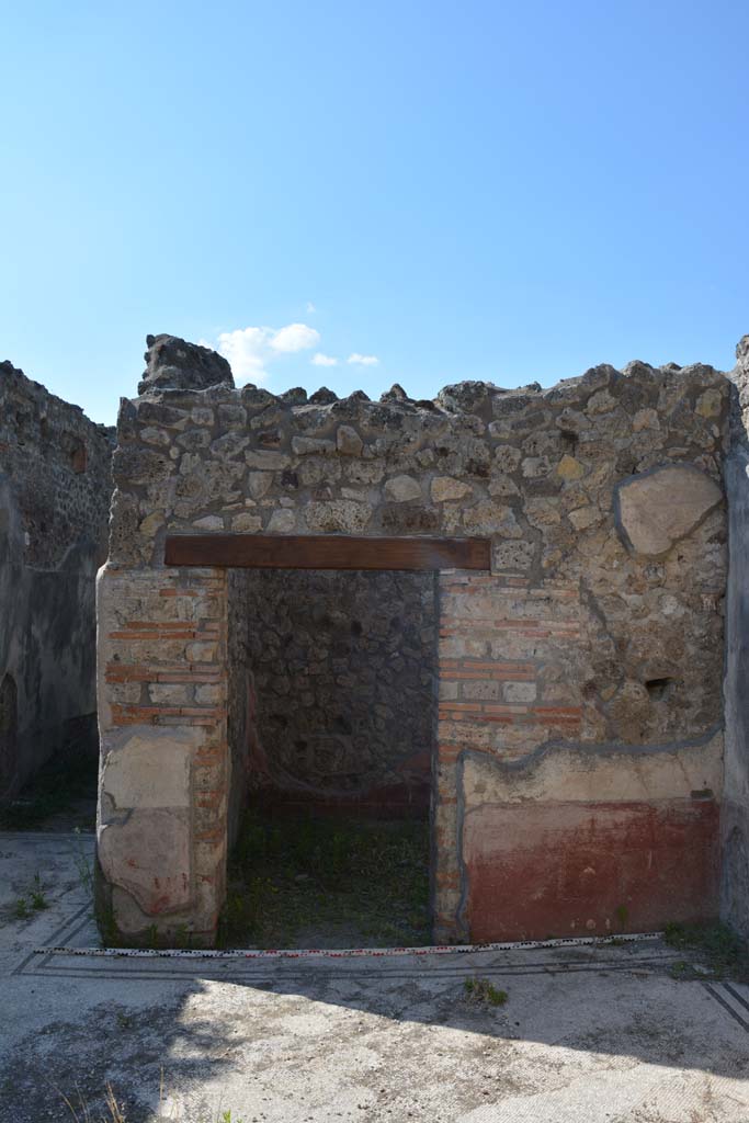 IX.5.6 Pompeii. May 2017. 
Looking north in east ala e, towards north wall with doorway to room f.
Foto Christian Beck, ERC Grant 681269 D�COR.

