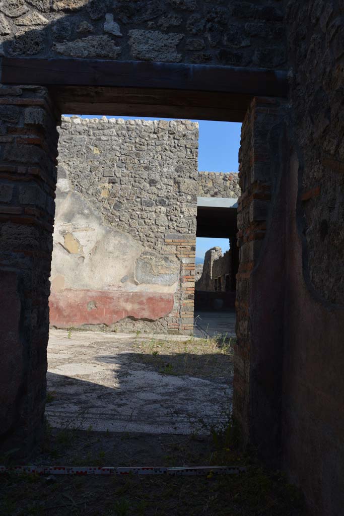 IX.5.6 Pompeii. May 2017. Room f, doorway in south wall into east ala e. 
Foto Christian Beck, ERC Grant 681269 D�COR.
