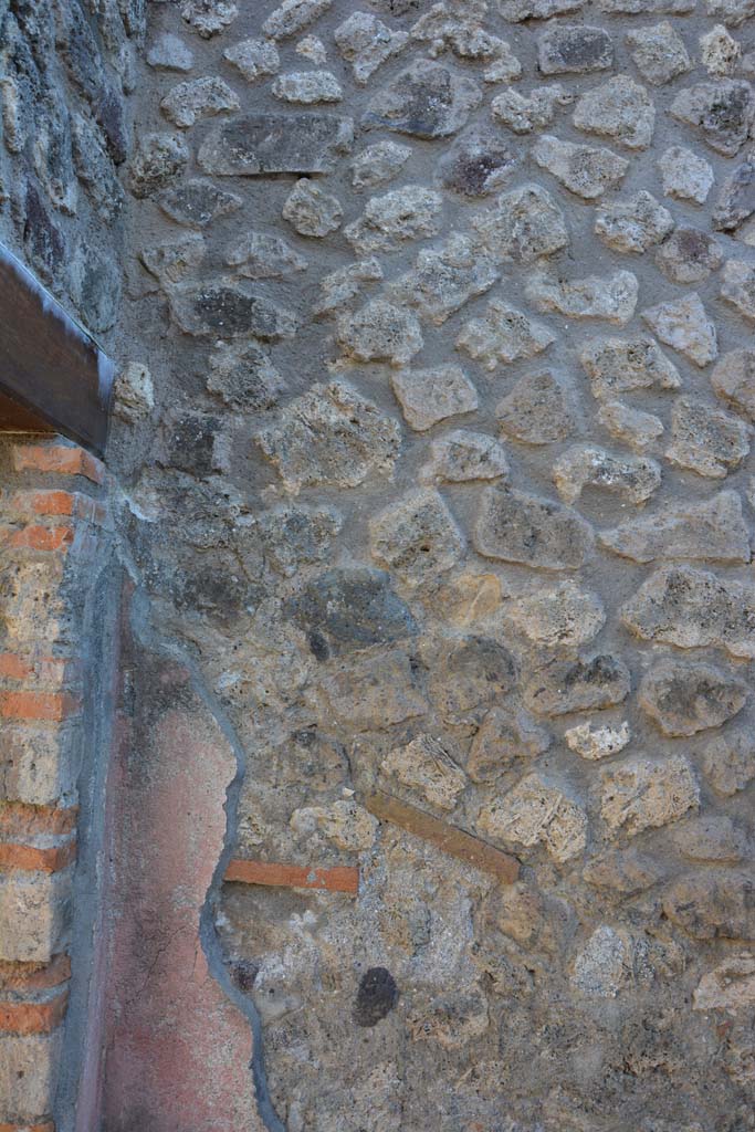 IX.5.6 Pompeii. May 2017. Room f, detail from south-west corner. 
Foto Christian Beck, ERC Grant 681269 D�COR.
