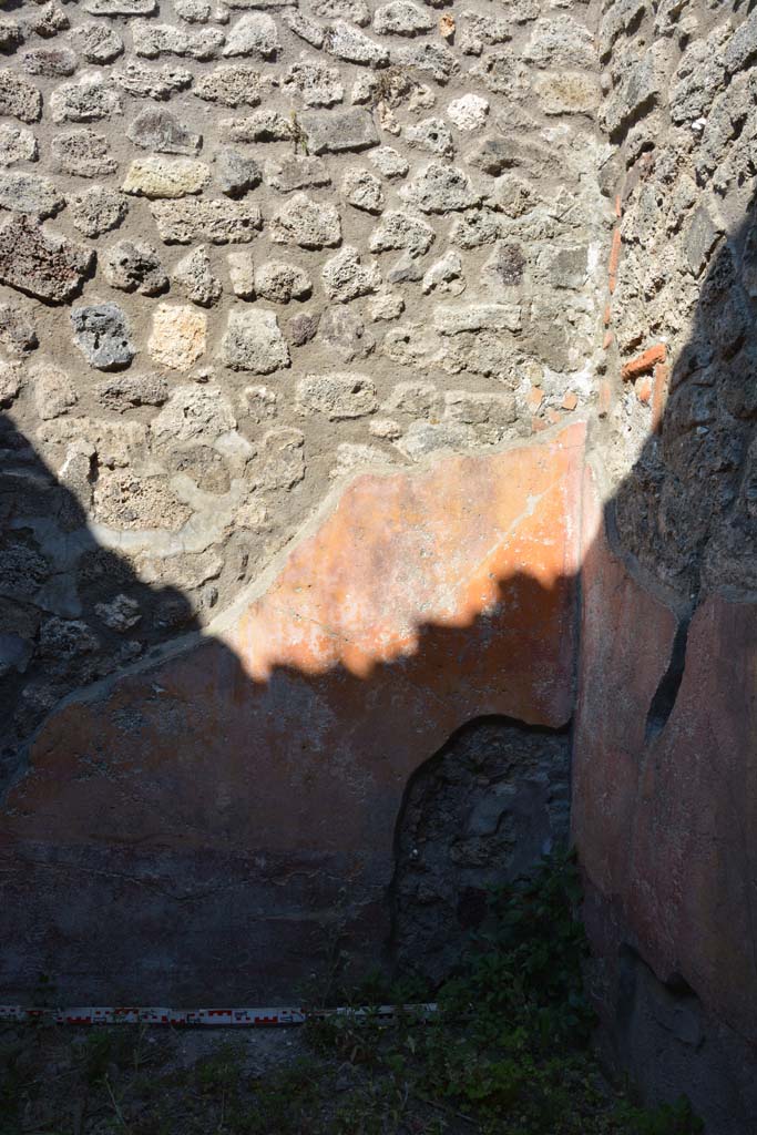 IX.5.6 Pompeii. May 2017. Room f, east wall at south end.  
Foto Christian Beck, ERC Grant 681269 D�COR.
