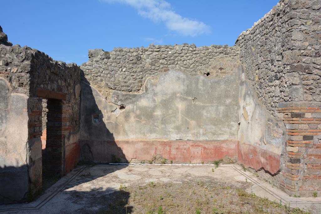 IX.5.6 Pompeii. May 2017. East ala e, looking towards east wall from atrium. 
The doorway to room f, is on the left (north side).
Foto Christian Beck, ERC Grant 681269 D�COR.
