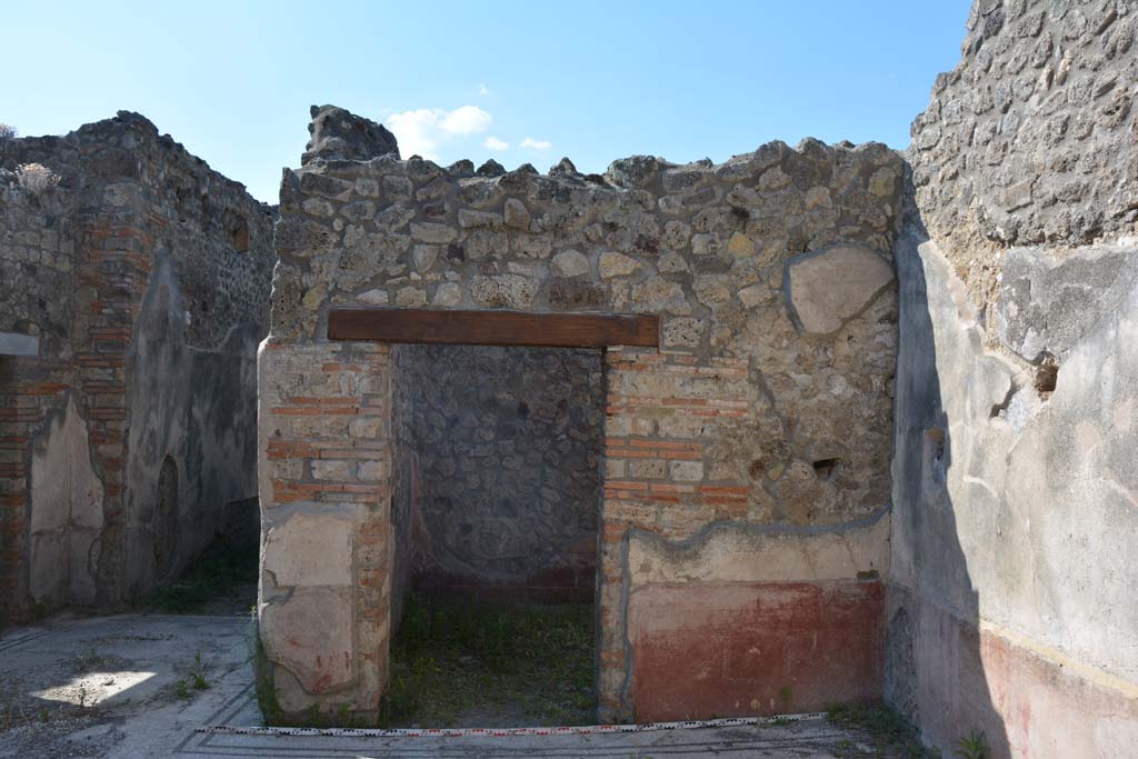 IX.5.6 Pompeii. May 2017. East ala e, looking towards north wall with doorway to room f
Foto Christian Beck, ERC Grant 681269 D�COR.

