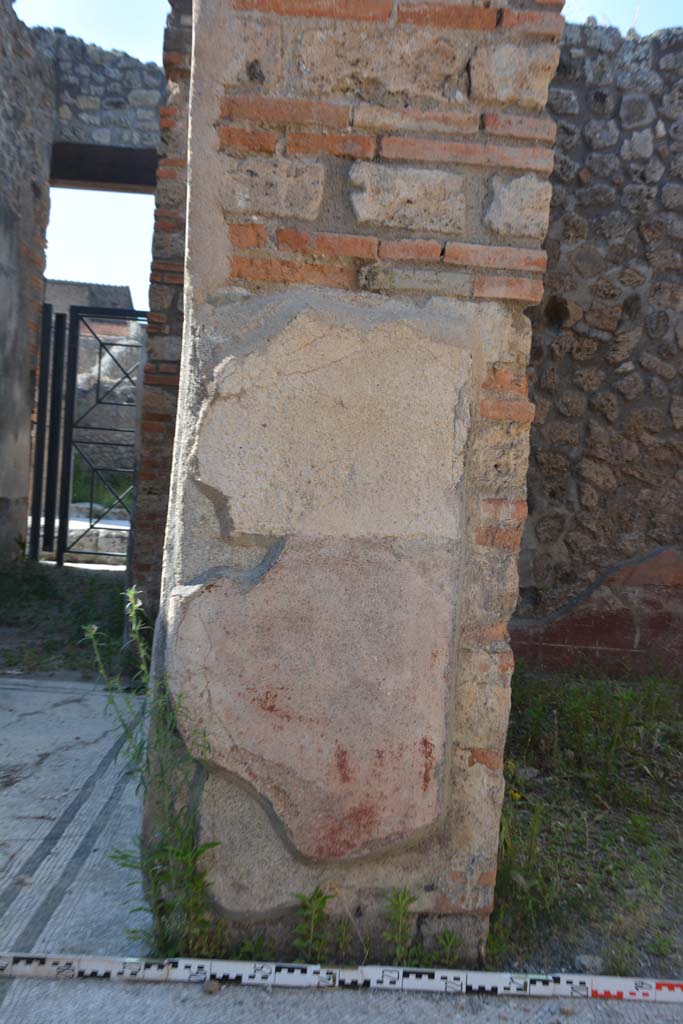 IX.5.6 Pompeii. May 2017. East ala e, north wall at west end, with doorway to room f, on right.
Foto Christian Beck, ERC Grant 681269 D�COR.
