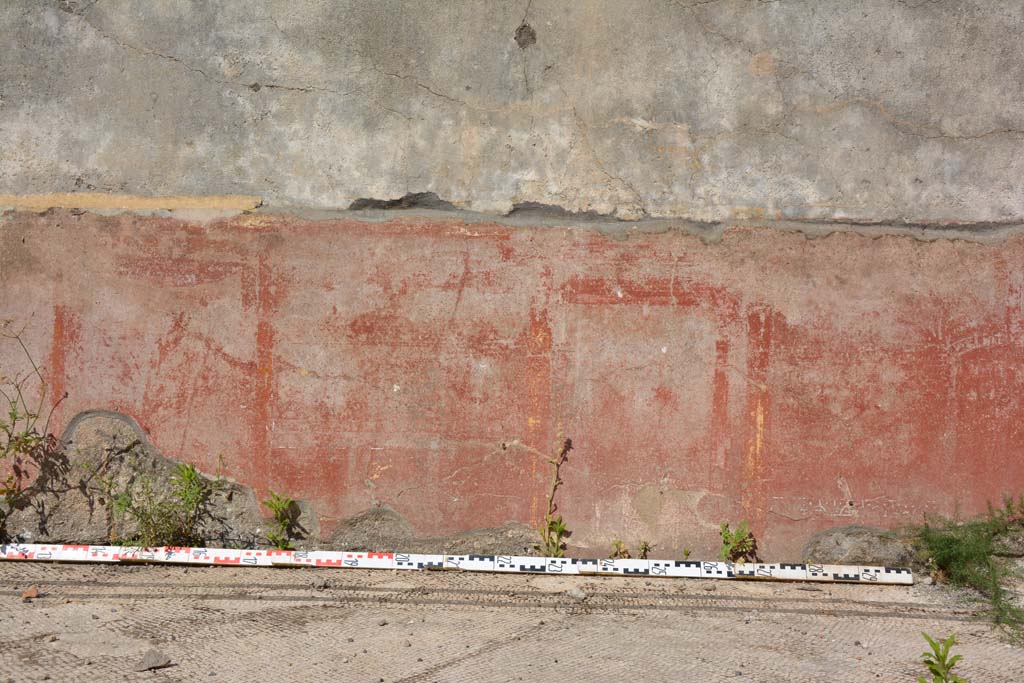 IX.5.6 Pompeii. May 2017. East ala e, continuation of zoccolo of east wall. 
Foto Christian Beck, ERC Grant 681269 D�COR.

