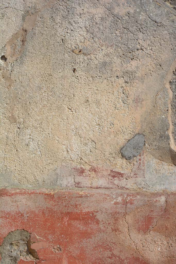 IX.5.6 Pompeii. May 2017. East ala e, south wall, remains of painted compartment above zoccolo. 
Foto Christian Beck, ERC Grant 681269 D�COR.
