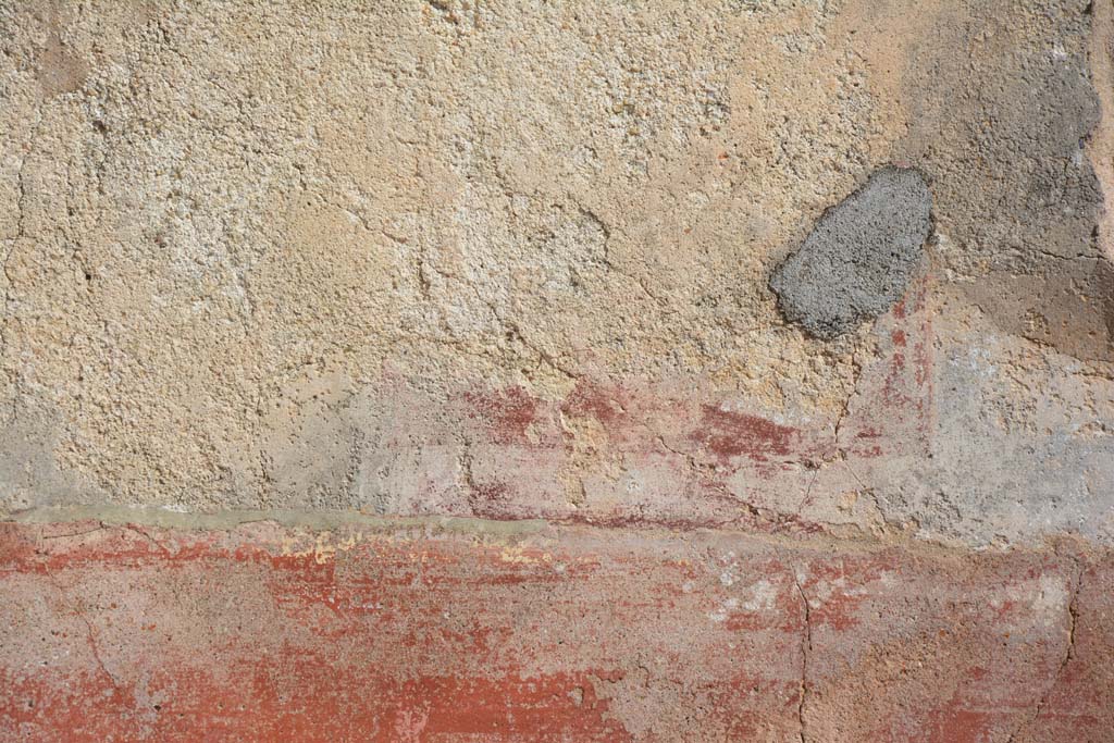 IX.5.6 Pompeii. May 2017. East ala e, south wall, detail of remains of painted compartment above zoccolo. 
Foto Christian Beck, ERC Grant 681269 D�COR.

