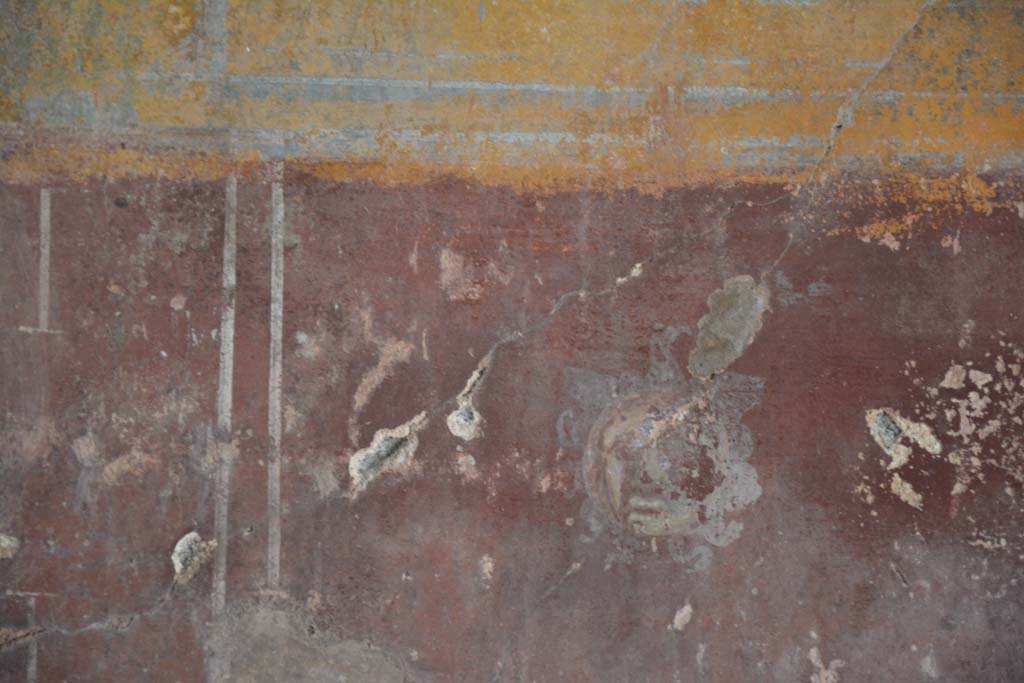 IX.5.6 Pompeii. May 2017. Room g, detail of face/mask from centre of zoccolo on east wall.
Foto Christian Beck, ERC Grant 681269 DÉCOR.