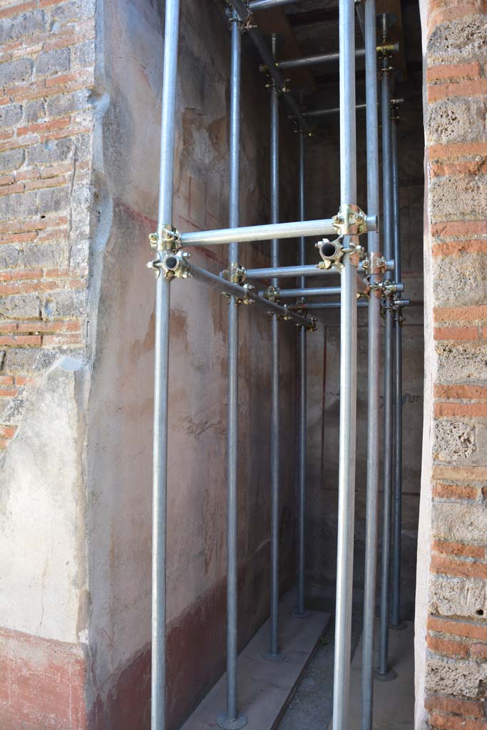 IX.5.6 Pompeii. May 2017. Room k, (east side) looking towards north wall of corridor.  
Foto Christian Beck, ERC Grant 681269 D�COR.
