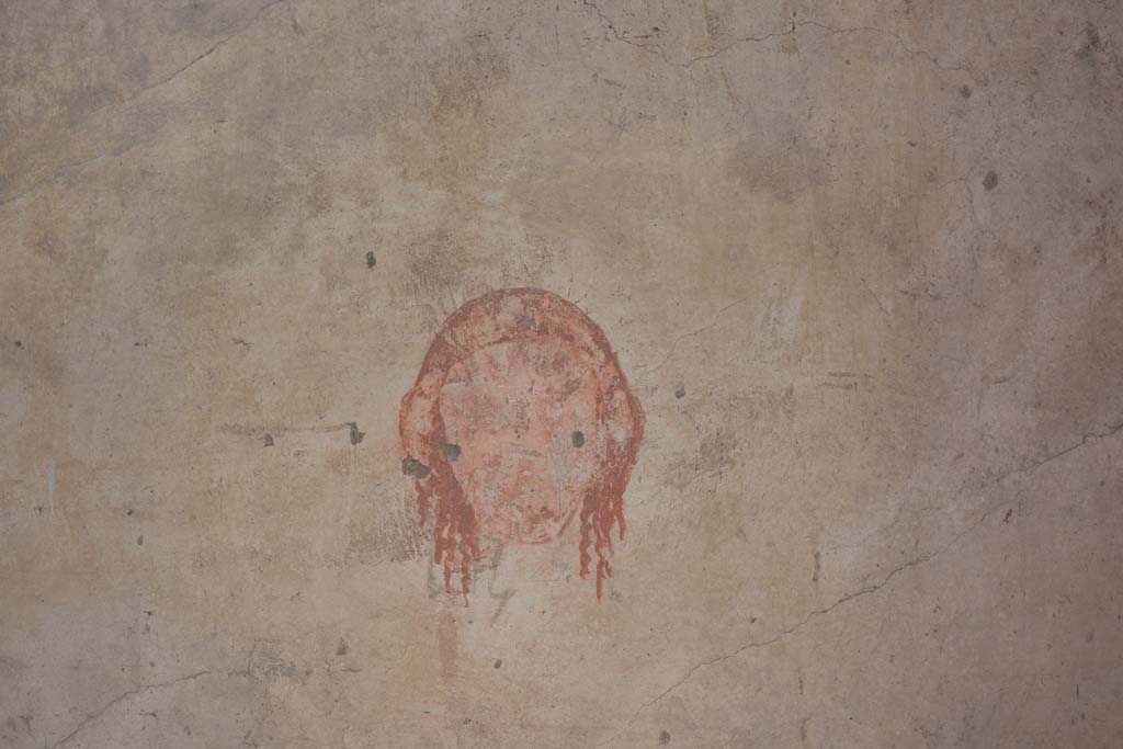 IX.5.6 Pompeii. May 2017. Room k�, east wall towards north end, painted female mask with a white band in her red hair.
Foto Christian Beck, ERC Grant 681269 D�COR.
