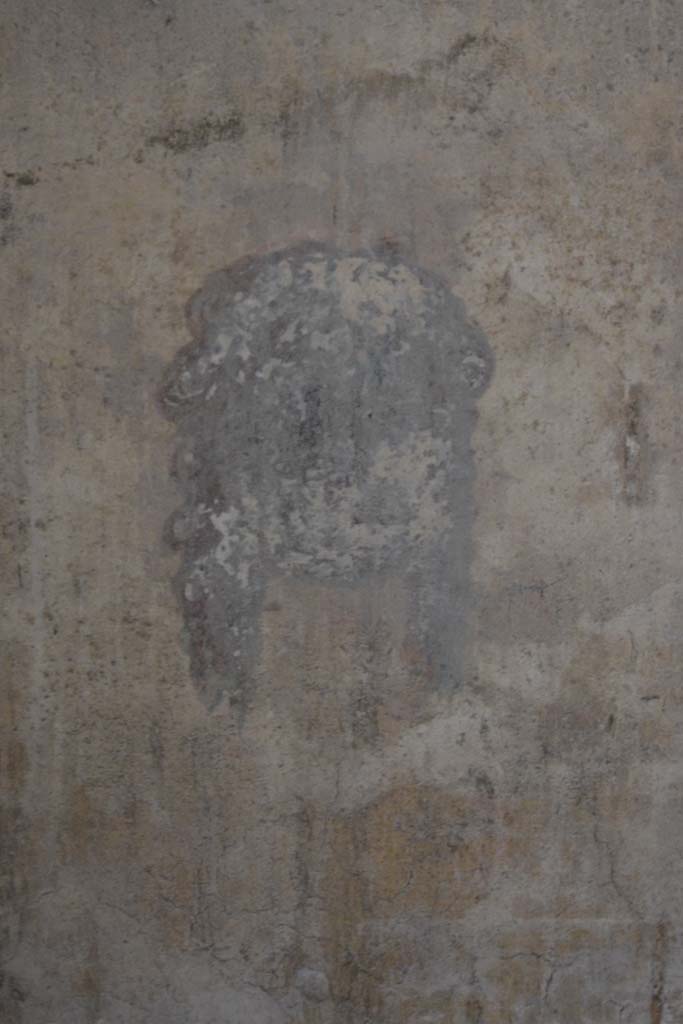 IX.5.6 Pompeii. May 2017. Room k�, 
North end of west wall, green female mask on a white background with red hair held with a white ribbon.
Foto Christian Beck, ERC Grant 681269 D�COR.
