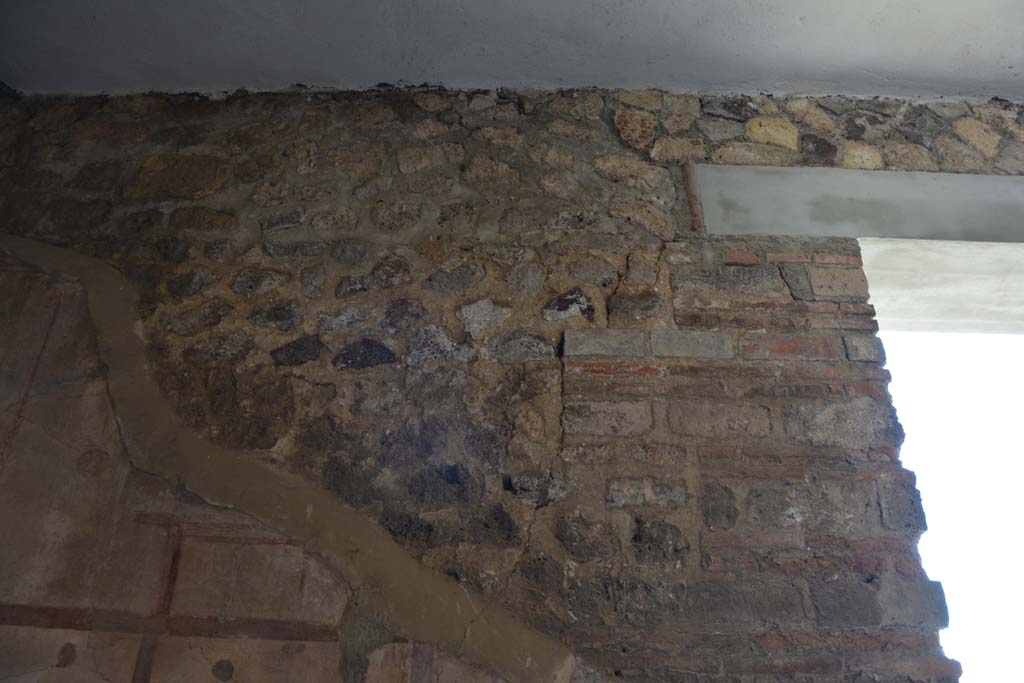 IX.5.6 Pompeii. May 2017. Room l (L), upper south wall between window and doorway (steps), on right.  
Foto Christian Beck, ERC Grant 681269 D�COR.
