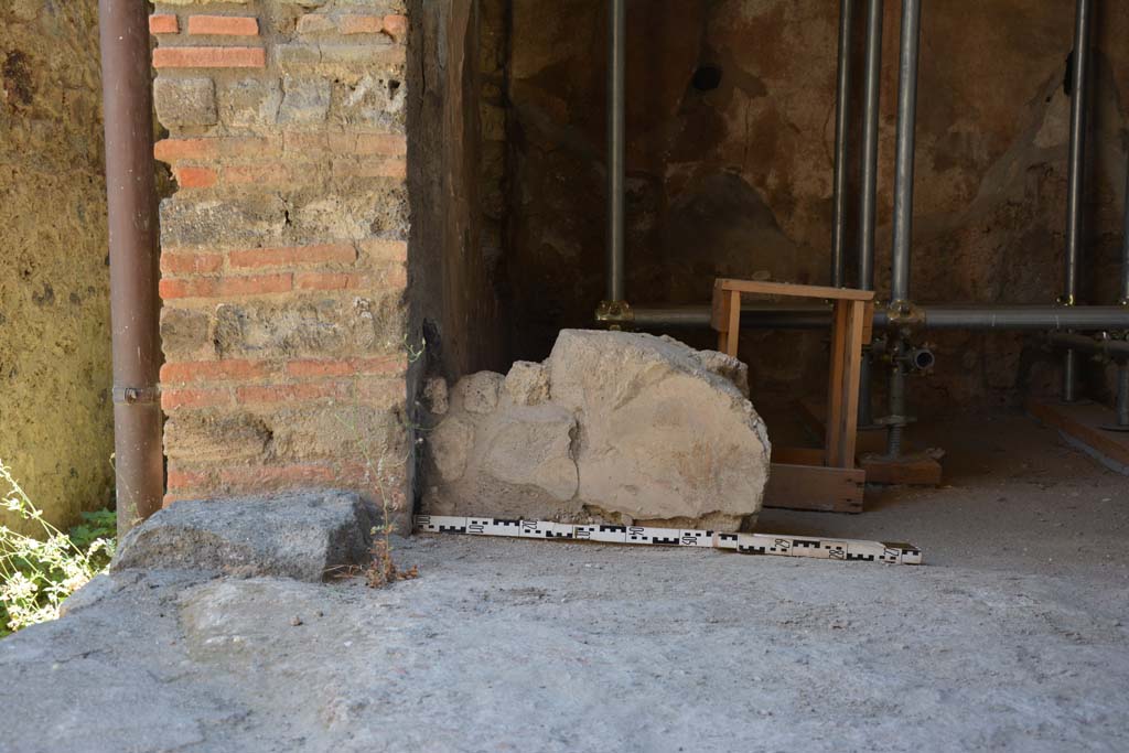 IX.5.6 Pompeii. May 2017. Room l (L), looking west across flooring towards west side of doorway to steps, and area m. 
Foto Christian Beck, ERC Grant 681269 D�COR.


