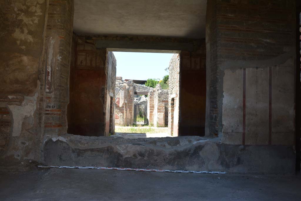 IX.5.6 Pompeii. May 2017. Room l (L), north wall, window into tablinum. 
Foto Christian Beck, ERC Grant 681269 D�COR.
