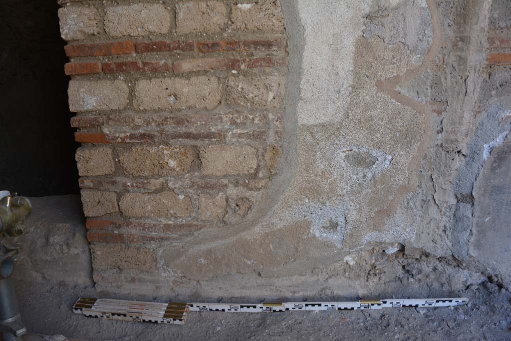 IX.5.6 Pompeii. May 2017. 
Room m, lower north wall between doorway to area under stairs, on left, and below window to tablinum, on right.
Foto Christian Beck, ERC Grant 681269 D�COR.
