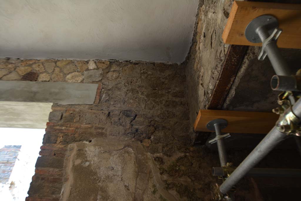 IX.5.6 Pompeii. May 2017. Room m, upper south wall at east end near doorway to steps, on left. 
Foto Christian Beck, ERC Grant 681269 D�COR.

