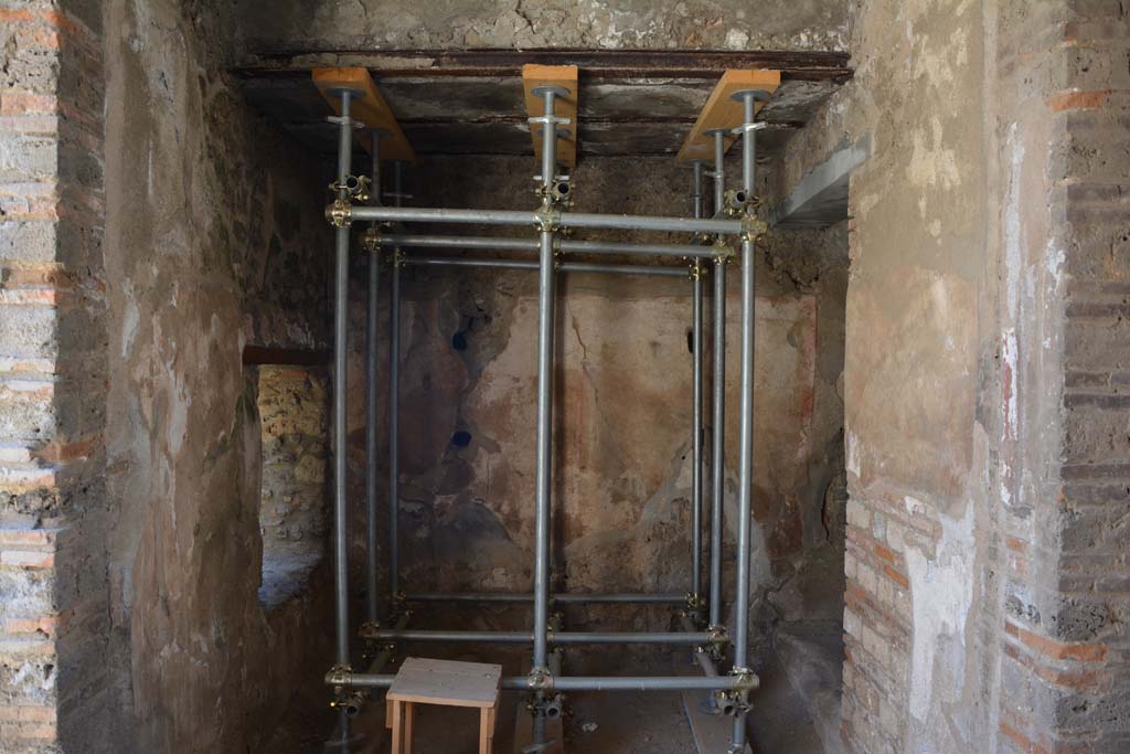 IX.5.6 Pompeii. May 2017. 
Room m, looking west from room l (L), with doorway to steps, on left, and window into tablinum, on right. 
Foto Christian Beck, ERC Grant 681269 D�COR.
