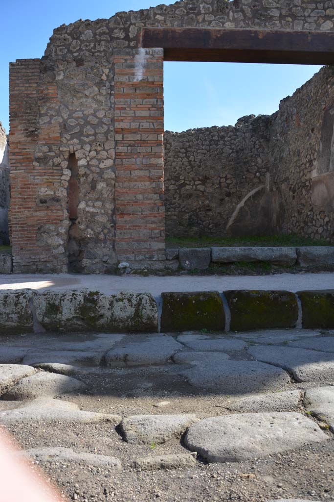 IX.5.7 Pompeii. March 2017. Looking south across Via di Nola towards east side of entrance doorway.
Foto Christian Beck, ERC Grant 681269 D�COR.

