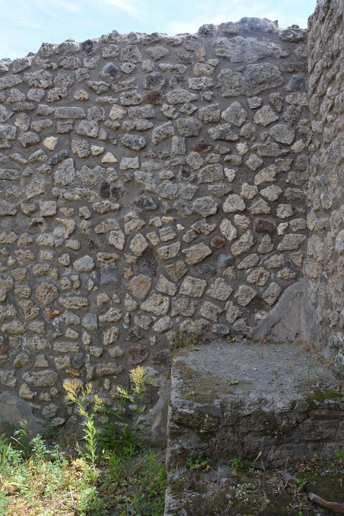 IX.5.7 Pompeii. May 2017. East wall at south end, with base of steps to upper floor.
Foto Christian Beck, ERC Grant 681269 D�COR.
