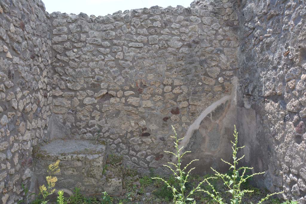 IX.5.7 Pompeii. May 2017. Looking towards south wall with base of steps in south-east corner.
Foto Christian Beck, ERC Grant 681269 D�COR.
