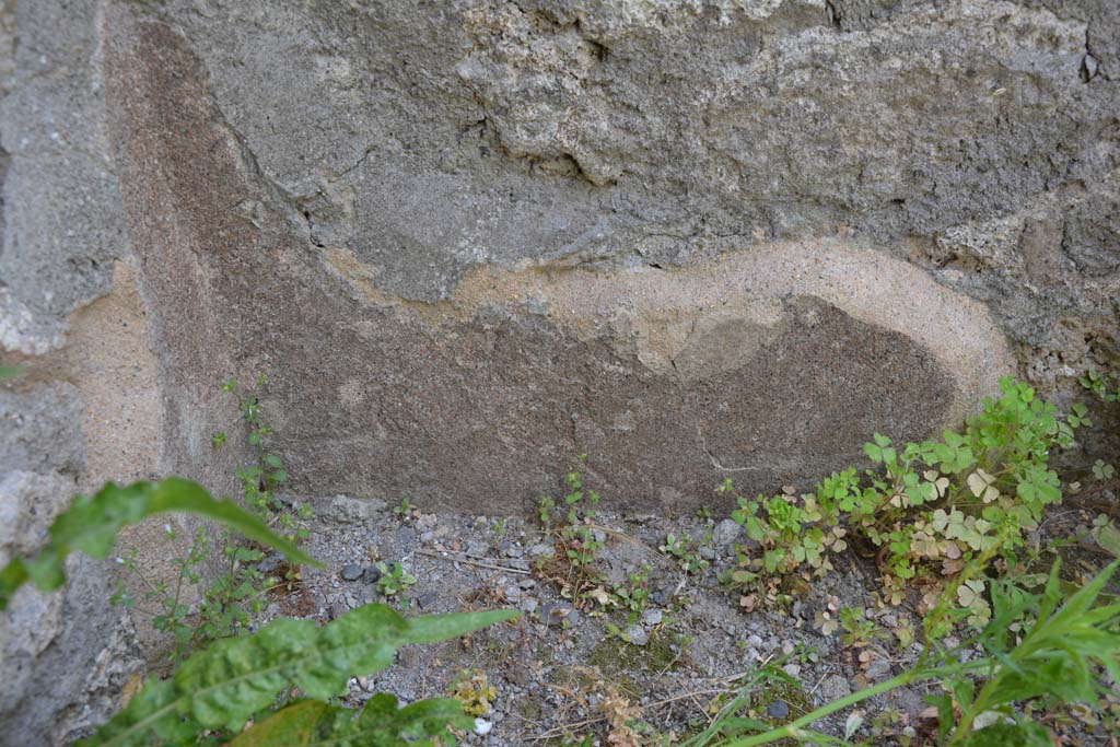 IX.5.7 Pompeii. May 2017. Detail of remaining plaster on north wall on base of steps.
Foto Christian Beck, ERC Grant 681269 D�COR.
