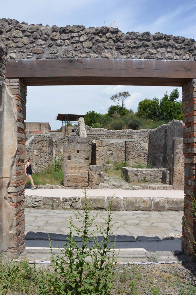 IX.5.7 Pompeii. May 2017. 
Looking north towards entrance doorway and doorway threshold onto Via di Nola.
Foto Christian Beck, ERC Grant 681269 D�COR.
