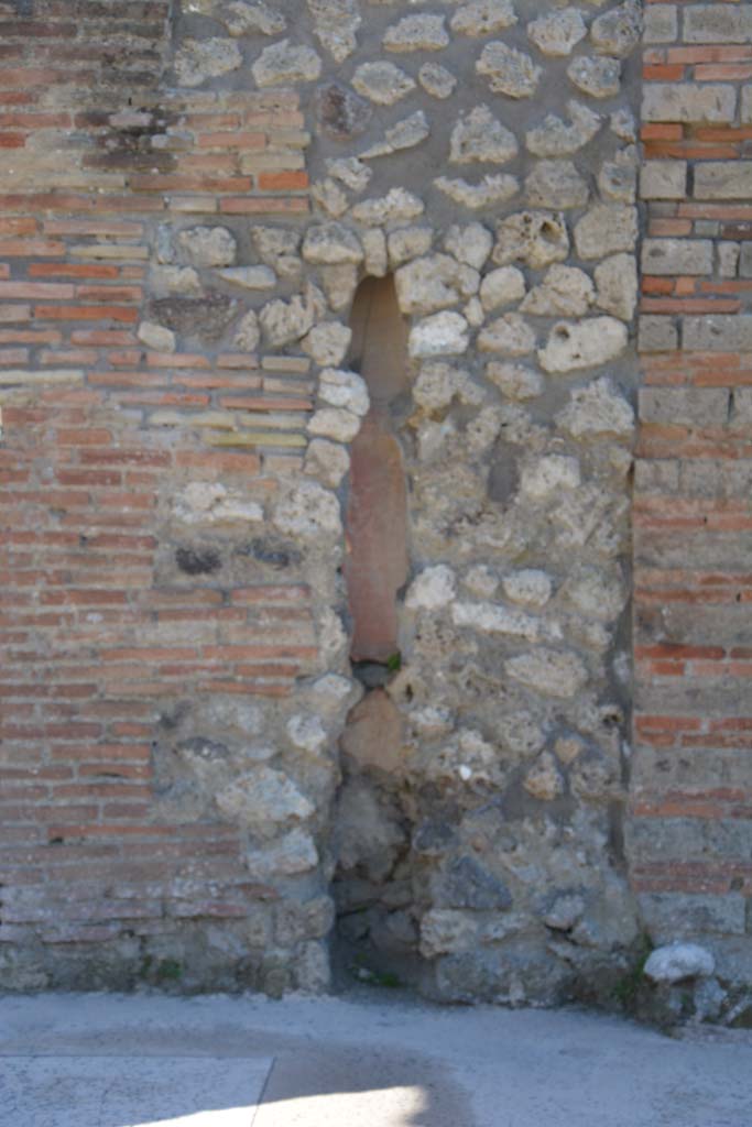 IX.5.8, Pompeii. March 2017. 
Looking south to detail of pilaster between IX.5.8 and IX.5.7, with terracotta downpipe.
Foto Christian Beck, ERC Grant 681269 D�COR.
