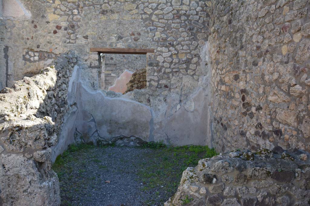 IX.5.8, Pompeii. March 2017. Looking south towards rear room in south-west corner with window into IX.5.9.
Foto Christian Beck, ERC Grant 681269 D�COR.
