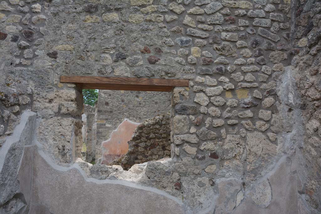 IX.5.8 Pompeii. May 2017. Detail of window in south wall.
Foto Christian Beck, ERC Grant 681269 D�COR.

