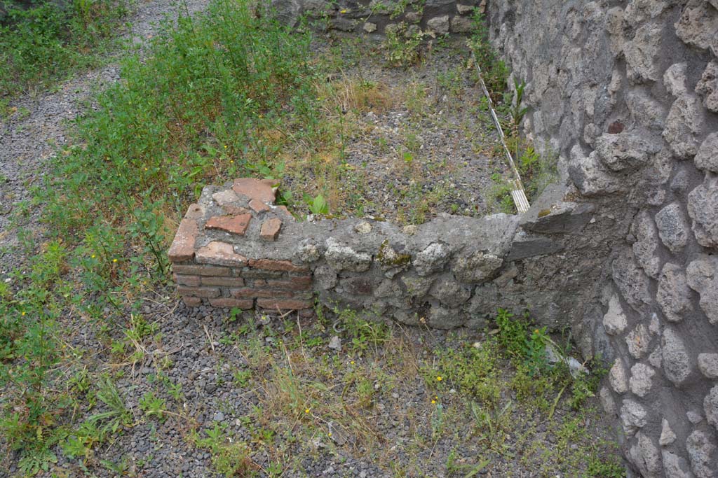 IX.5.8 Pompeii. May 2017. Looking south from shop-room towards room in centre against west wall.
Foto Christian Beck, ERC Grant 681269 D�COR.


