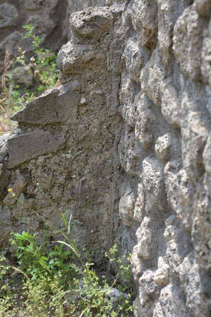 IX.5.8 Pompeii. May 2017. Detail from south-west corner of shop-room and west wall. 
Foto Christian Beck, ERC Grant 681269 D�COR.

