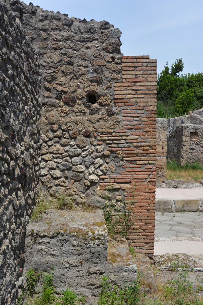 IX.5.8 Pompeii. May 2017. Looking towards north wall in north-west corner of doorway onto Via di Nola.
Foto Christian Beck, ERC Grant 681269 D�COR.

