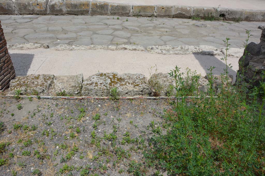 IX.5.8 Pompeii. May 2017. Doorway threshold onto Via di Nola.
Foto Christian Beck, ERC Grant 681269 D�COR.

