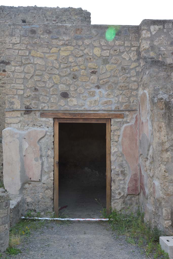 IX.5.9 Pompeii. May 2017.
Room “l (L)” ,looking west towards doorway to room in north-west corner of peristyle.
Foto Christian Beck, ERC Grant 681269 DÉCOR.