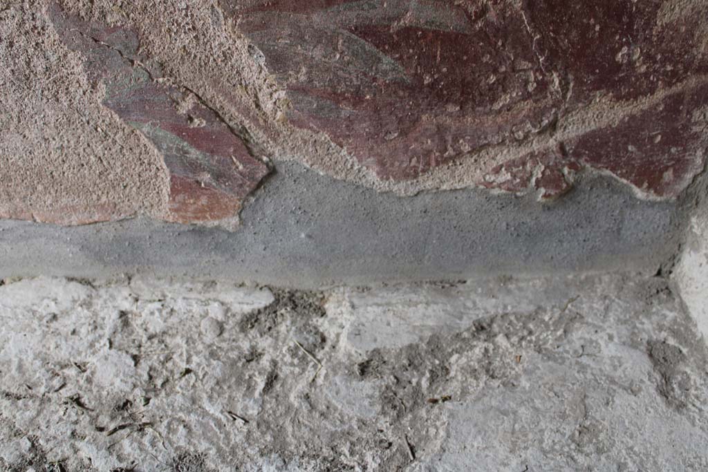 IX.5.9 Pompeii. May 2019. Room “l (L)”, floor and zoccolo near south wall in south-west corner.
Foto Christian Beck, ERC Grant 681269 DÉCOR.